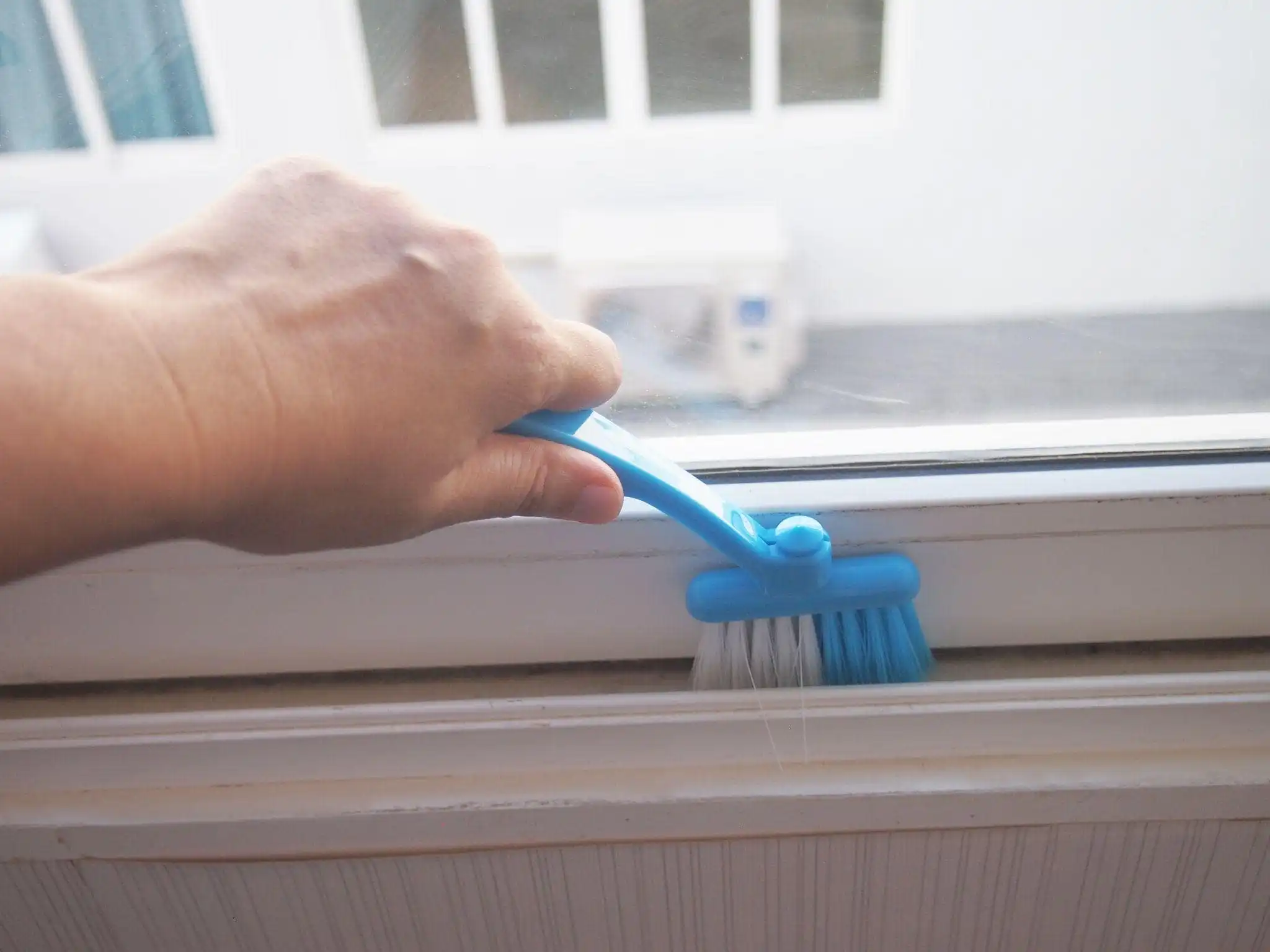 How to Clean Sliding Windows